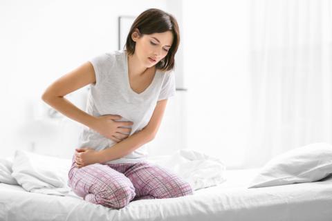 Mujer con problemas instestinales por la enfermedad de Crohn