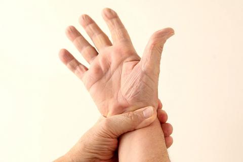 Primer plano de una mano con sintomas de enfermedad autoinmune Esclerodermia