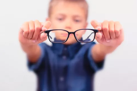 Niño con miopía
