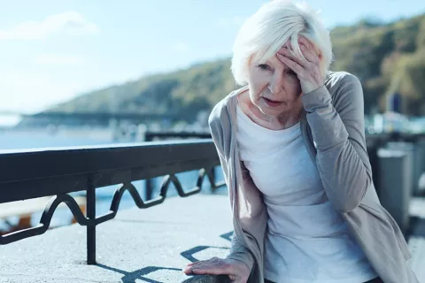 Mujer con problemas de vértigos