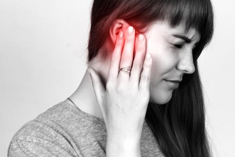 Mujer con dolor de oído por otitis