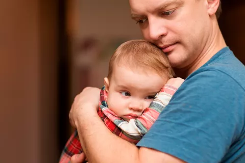 Niño con problemas de salud por el síndrome de Patau