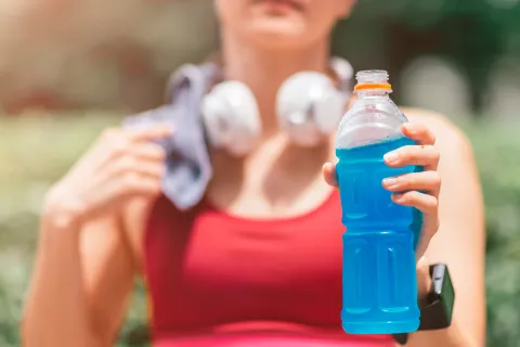 Bebidas isotónicas: cómo tomarlas para reponerte