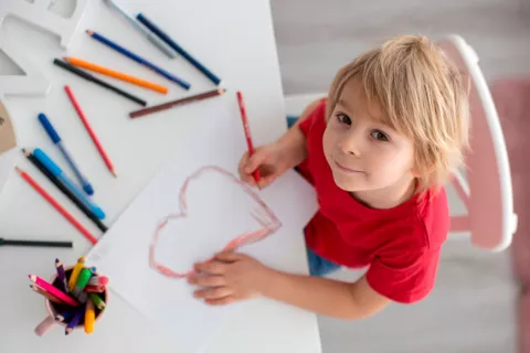 Niño dibujando un corazón