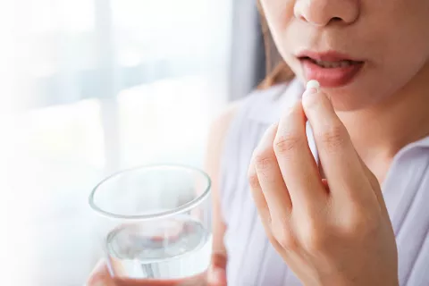 Mujer tomándose paracetamol