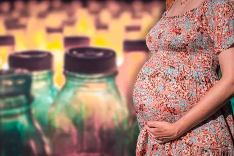 Embarazada junto a envases que reflejan el peligro de los microplásticos