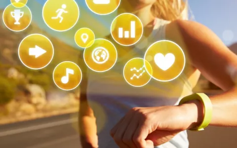 Mujer consulta las apps de ejercicio en su pulsera de actividad Mujer hace ejercicio al aire libre consultando su pulsera de actividad y rodeada de iconos de salud