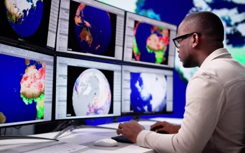 Meteorólogo analiza las consecuencias del cambio climático Meteorólogo frente a pantallas que muestran diferentes zonas del mundo