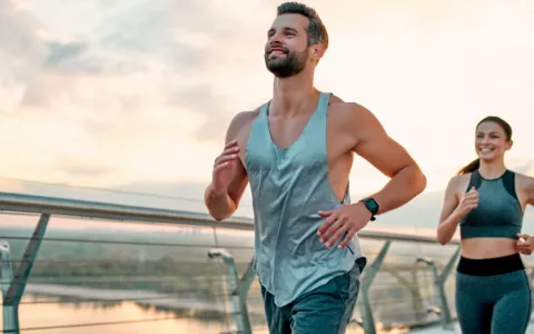 Hombre y mujer practican ejercicio físico Un hombre y una mujer corren al aire libre para hacer ejercicio