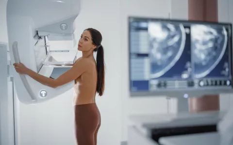 Mujer morena se somete a una mamografía con resultados en primer plano