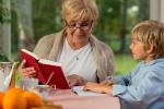 Una abuela ayuda a su nieto a hacer los deberes