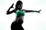 Mujer embarazada bailando