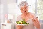 Una mujer mayor se dispone a comerse una ensalada