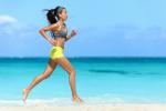 Una joven corre descalza por la playa