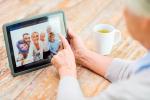 Una persona mayor ve a su familia en una tablet
