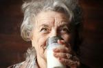 Señora mayor tomando un vaso de leche 