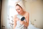 Mujer cantando con el secador tras salir de la ducha