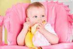 Bebé comiendo plátano
