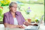 Mujer mayor iniciándose en el uso de redes sociales