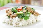 Plato de arroz cocido con verduras y carne