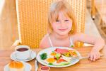 Consejos para que los niños se comporten cuando coméis fuera de casa