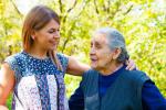 Cuidadora atiende a mujer mayor con demencia