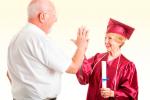Un hombre mayor felicita a su mujer recién graduada