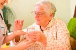 Una anciana toma suplementos nutricionales que le ofrece su doctora