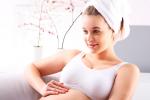 Una embarazada controla los movimientos del feto en su casa