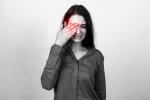 Mujer con problemas oculares por la enfermedad de Behçet