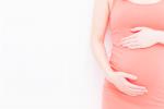Una mujer embarazada se toca el estómago