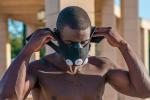 Deportista colocándose la training mask