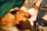 Madre en el paritorio junto a su bebé recién nacido
