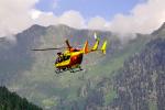Helicóptero sobrevuela una zona de montaña