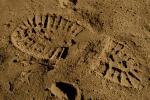 Huella de zapatilla sobre arena