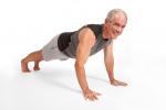 Un hombre mayor realiza una tabla de ejercicios