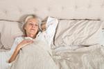 Mujer mayor durmiendo en la cama siguiendo las recomendaciones tras una ruptura de cadera