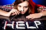 Una joven esnifa cocaína, con la que se ha formado la palabra HELP (ayuda en inglés)
