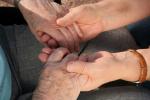 Agarrando las manos de paciente con síntomas del alzhéimer