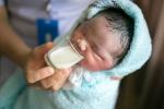Bebé toma leche mediante un vaso