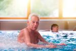 Un adulto mayor disfruta de una piscina termal