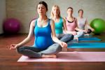 Mujeres embarazadas practicando yoga