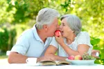Consejos nutricionales para mayores con las piernas hinchadas Pareja mayor comiendo fruta