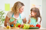 Tipos de alimentos importantes en la dieta infantil Madre hablando de alimentación en la dieta infantil
