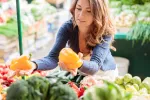 Mujer comprando alimentos ecológicos