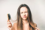 Mujer con problemas de pérdida de cabello por tracción