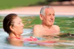 Cómo aplicar la talasoterapia y algoterapia en personas mayores Personas mayores tomando un baño en agua de mar