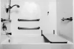 Cómo facilitar los movimientos de la persona mayor en el baño Bañera con elementos que ayudan a evitar accidentes a personas con movilidad reducida