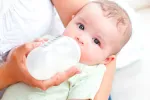 Bebé tomando leche materna Bancos de leche materna