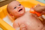 Cómo bañar al bebé Bebé bañándose en su bañerita